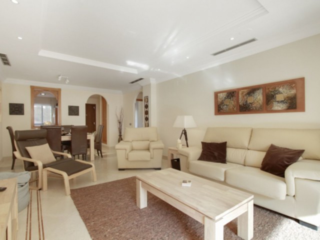 Apartamento con 2 Dormitorios  en Aloha