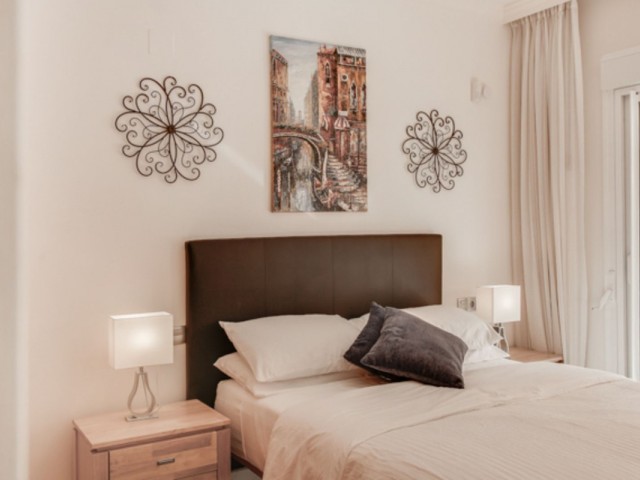 Apartamento con 2 Dormitorios  en Aloha