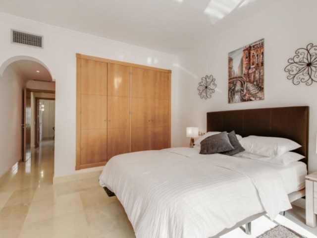 Apartamento con 2 Dormitorios  en Aloha