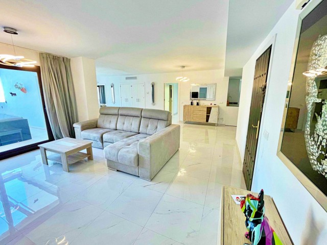 Apartamento con 3 Dormitorios  en Puerto Banús