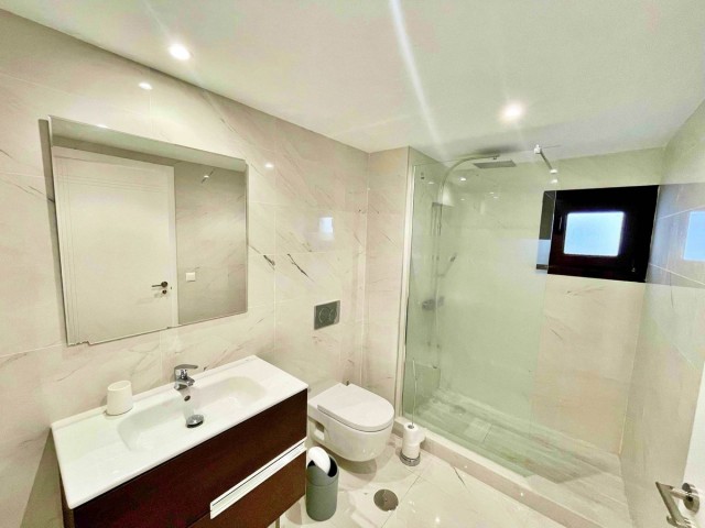 Apartamento con 3 Dormitorios  en Puerto Banús