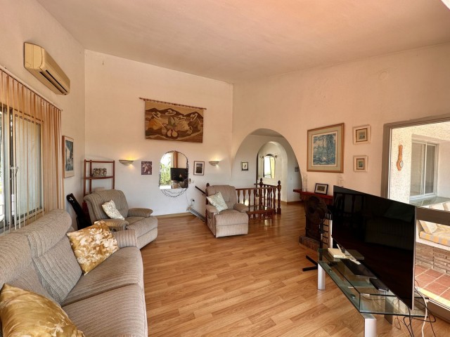 Villa con 4 Dormitorios  en Cerros del Aguila