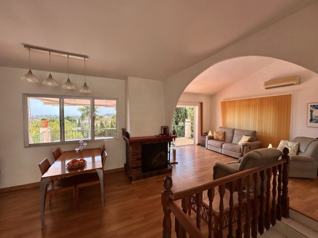 Villa con 4 Dormitorios  en Cerros del Aguila