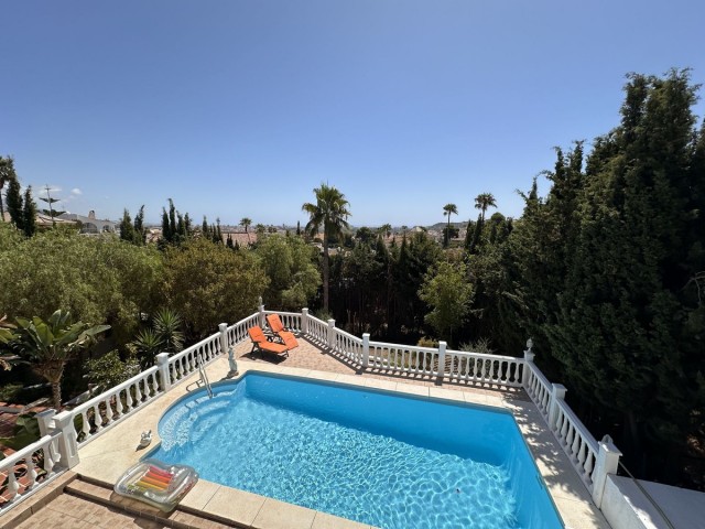 Villa con 4 Dormitorios  en Cerros del Aguila