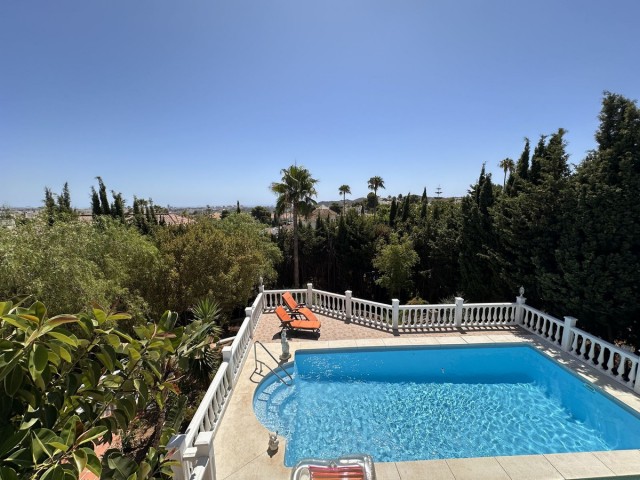 Villa con 4 Dormitorios  en Cerros del Aguila