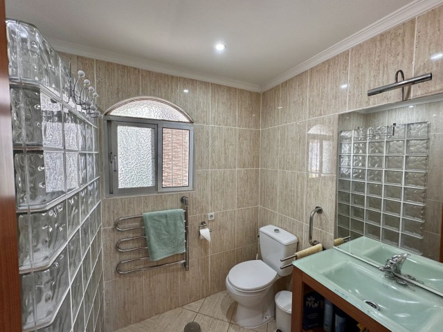 Villa con 4 Dormitorios  en Cerros del Aguila