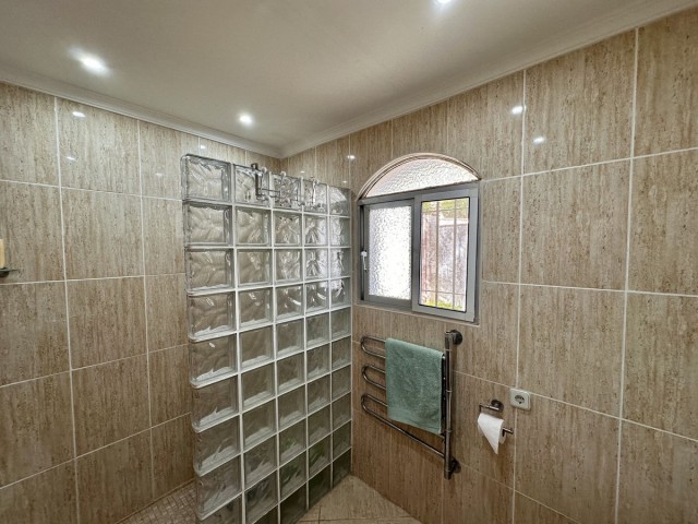 Villa con 4 Dormitorios  en Cerros del Aguila