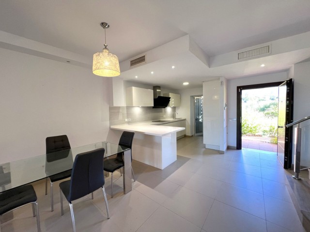 Adosado con 4 Dormitorios  en Benahavís