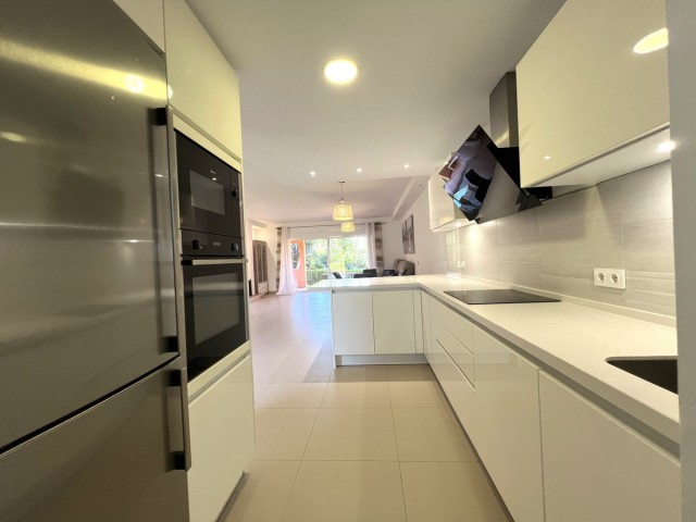 Adosado con 4 Dormitorios  en Benahavís