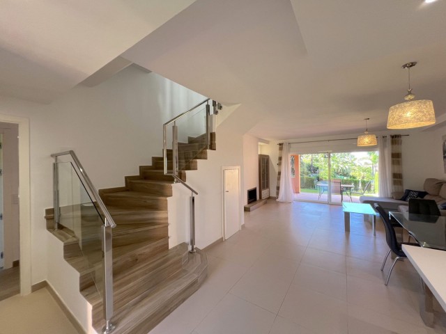 Adosado con 4 Dormitorios  en Benahavís