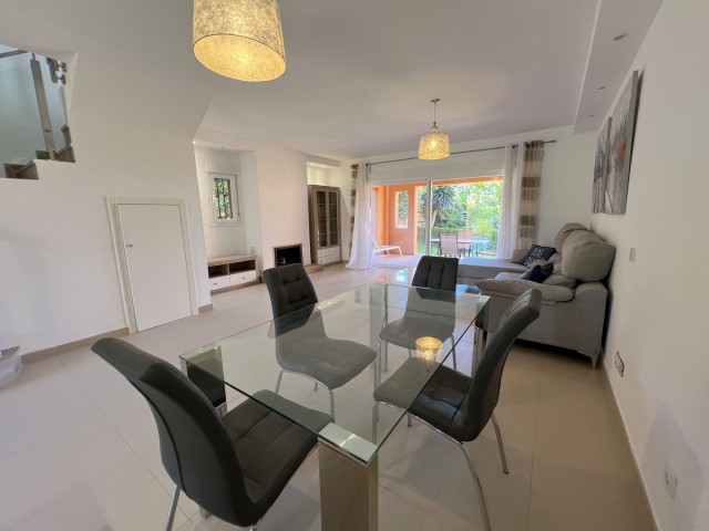 Adosado con 4 Dormitorios  en Benahavís