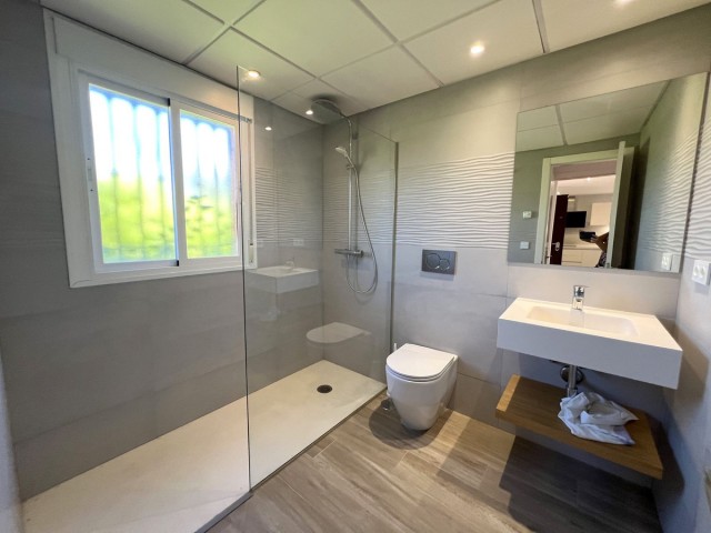 Adosado con 4 Dormitorios  en Benahavís