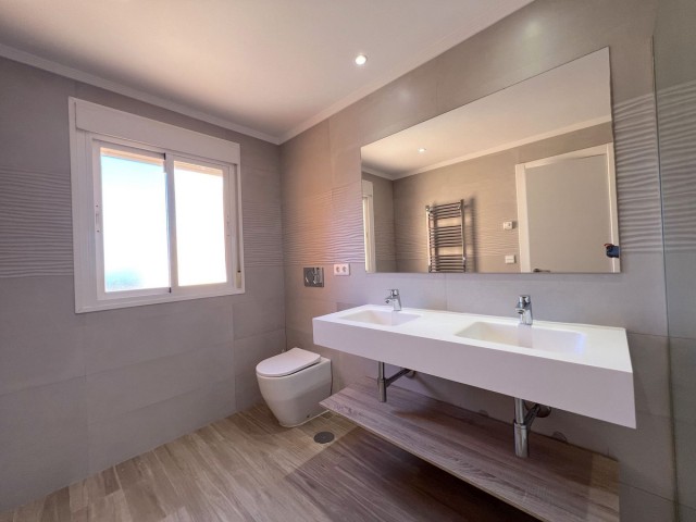 Adosado con 4 Dormitorios  en Benahavís