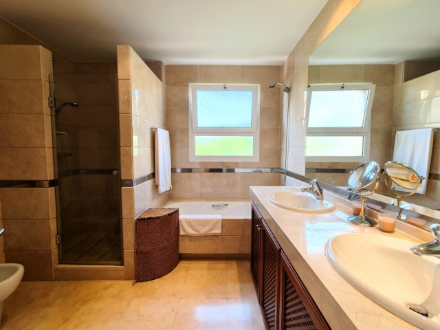 Appartement avec 3 Chambres  à San Roque Club