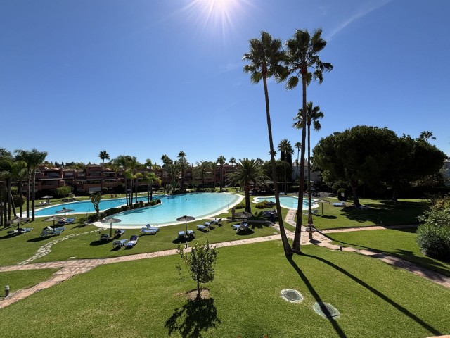 Apartamento con 3 Dormitorios  en Guadalmina Baja