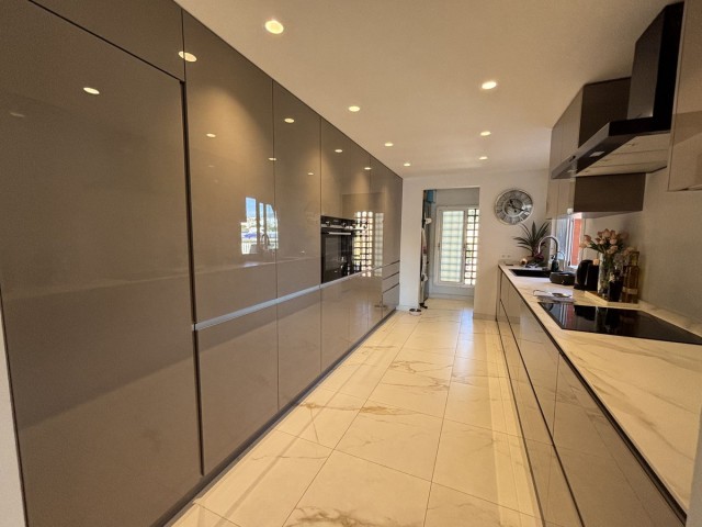 Apartamento con 3 Dormitorios  en Guadalmina Baja