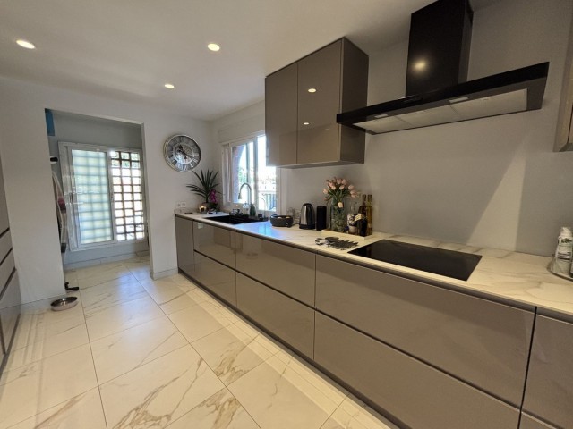 Apartamento con 3 Dormitorios  en Guadalmina Baja