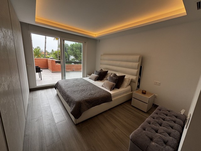 Apartamento con 3 Dormitorios  en Guadalmina Baja