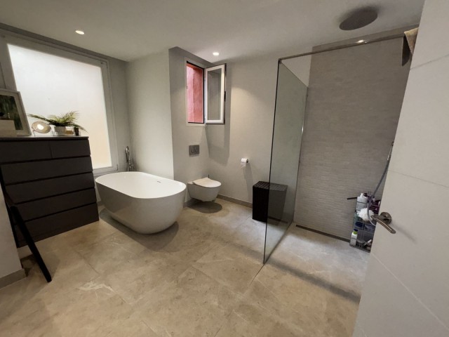 Apartamento con 3 Dormitorios  en Guadalmina Baja