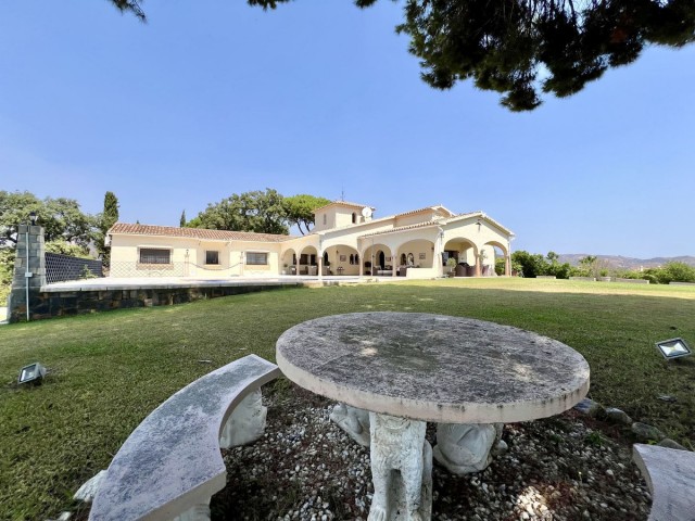 4 Bedrooms Villa in Elviria