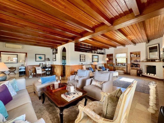 4 Bedrooms Villa in Elviria