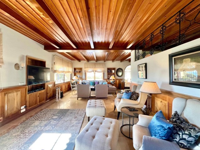 4 Bedrooms Villa in Elviria