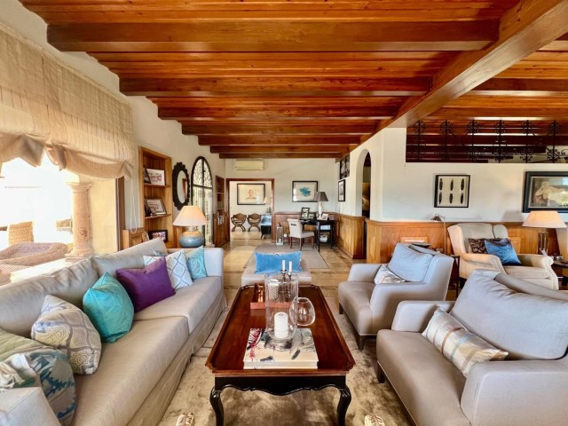 4 Bedrooms Villa in Elviria