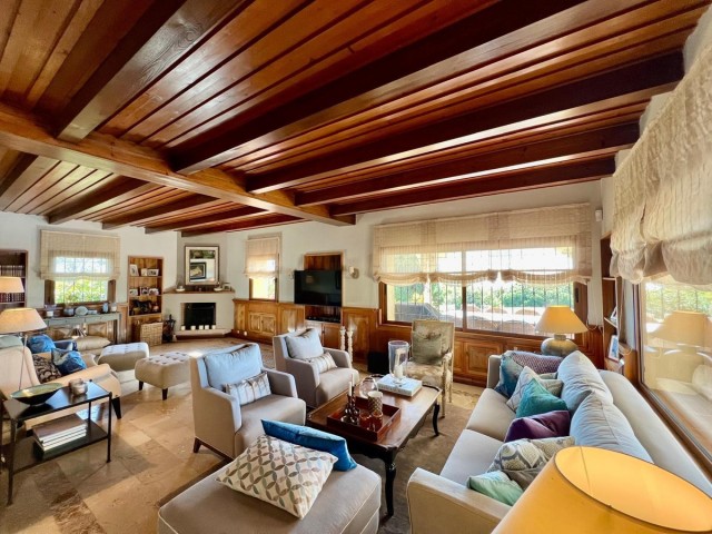 4 Bedrooms Villa in Elviria