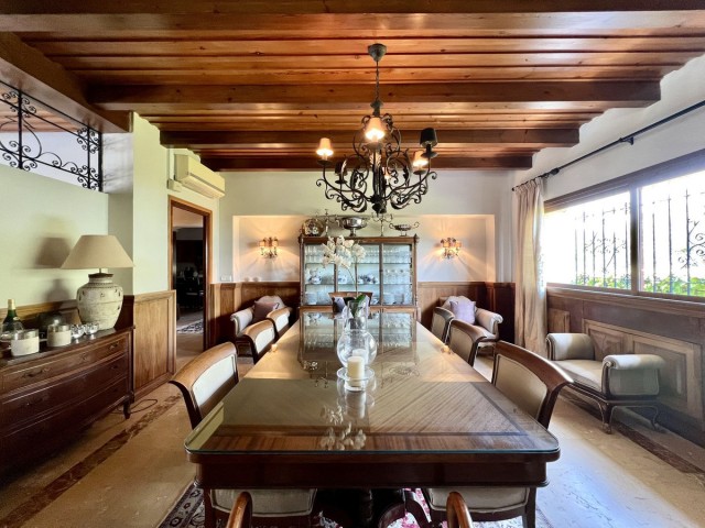 4 Bedrooms Villa in Elviria
