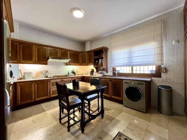 4 Bedrooms Villa in Elviria