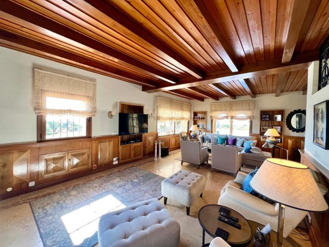 4 Bedrooms Villa in Elviria