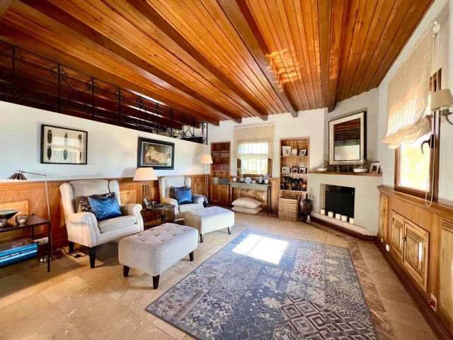 4 Bedrooms Villa in Elviria