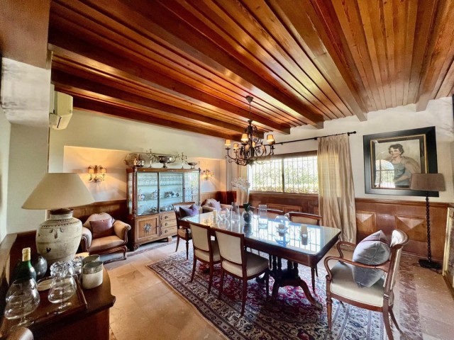 4 Bedrooms Villa in Elviria