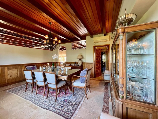 4 Bedrooms Villa in Elviria