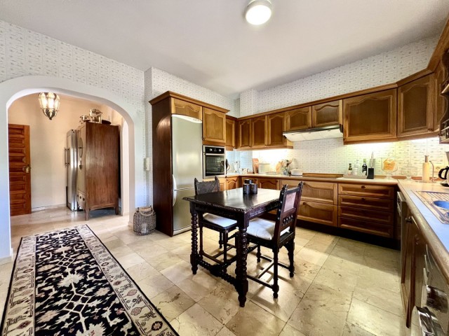 4 Bedrooms Villa in Elviria