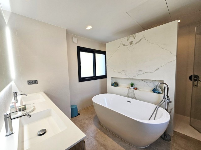 4 Bedrooms Villa in Benahavís