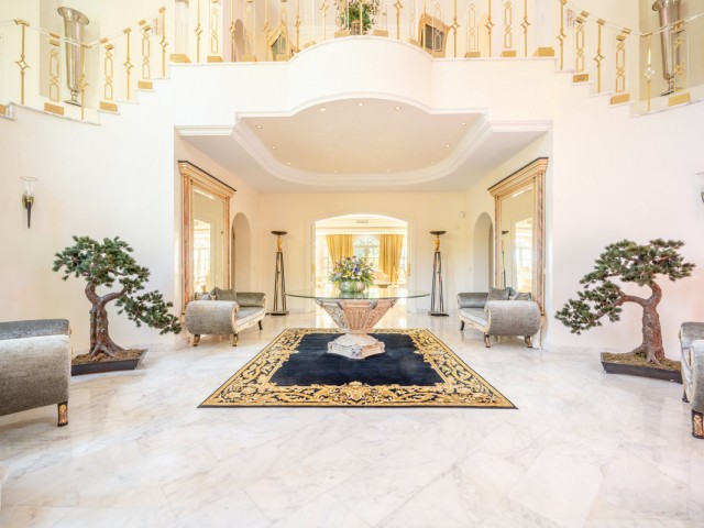 14 Makuuhuoneen Huvila The Golden Mile