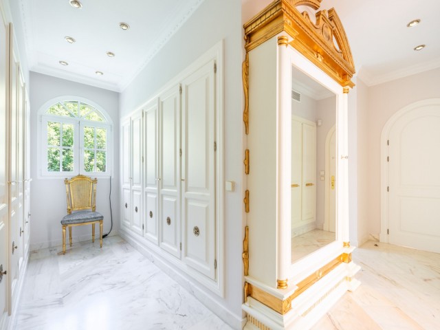 14 Makuuhuoneen Huvila The Golden Mile