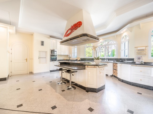 14 Makuuhuoneen Huvila The Golden Mile