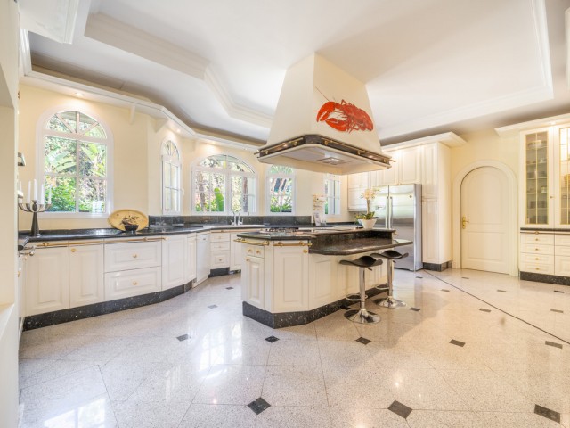 14 Makuuhuoneen Huvila The Golden Mile