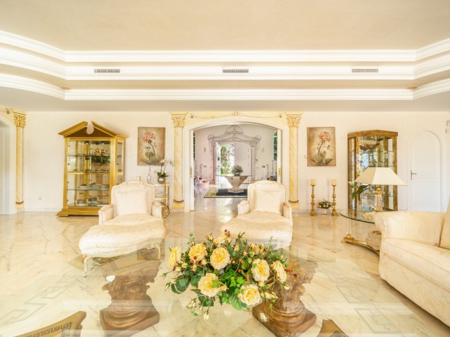 14 Makuuhuoneen Huvila The Golden Mile