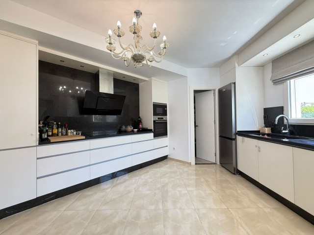 4 Bedrooms Villa in Marbesa