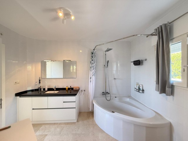 4 Bedrooms Villa in Marbesa