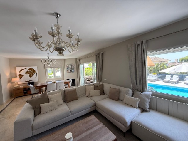 Villa avec 4 Chambres  à Marbesa