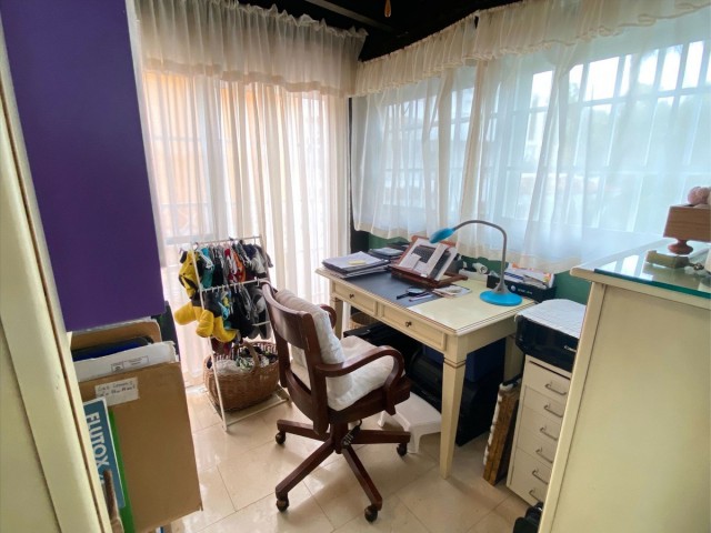 Apartamento con 3 Dormitorios  en Río Real