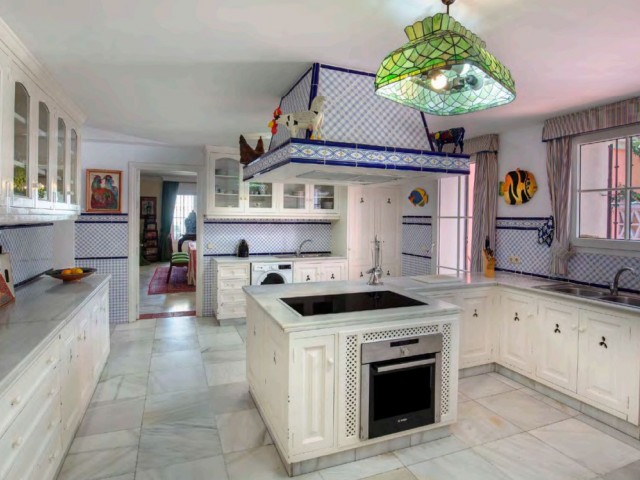 5 Bedrooms Villa in New Golden Mile