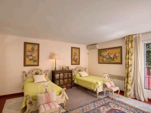 5 Bedrooms Villa in New Golden Mile