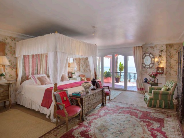 5 Bedrooms Villa in New Golden Mile