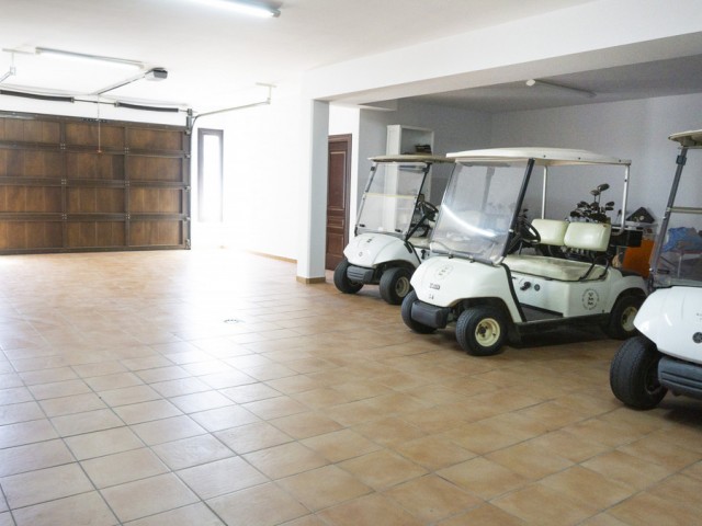 5 Bedrooms Villa in Benahavís