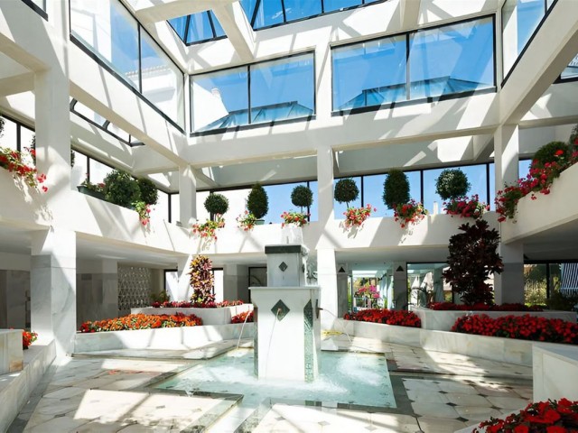 Apartamento con 2 Dormitorios  en Puerto Banús